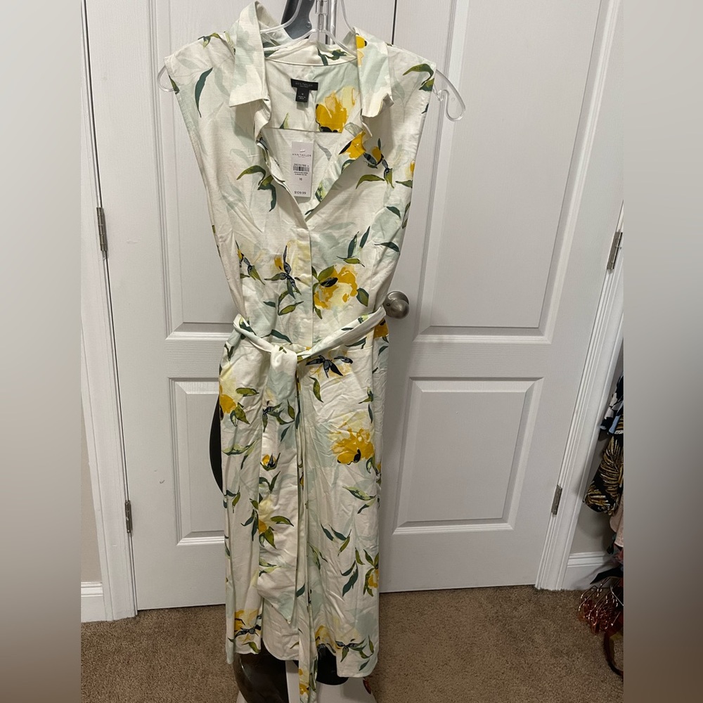 Floral. Belted. Pockets.